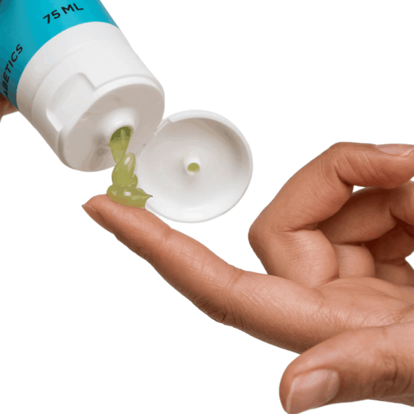 Βάλσαμο Süda Care Diabetics 75ml βγαίνει από το σωληνάριο σε δάχτυλο.