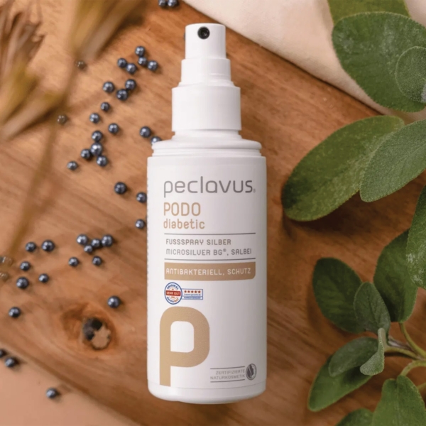 Peclavus Silver Foot Spray τοποθετημένο σε ξύλινη επιφάνεια με φύλλα φασκόμηλου