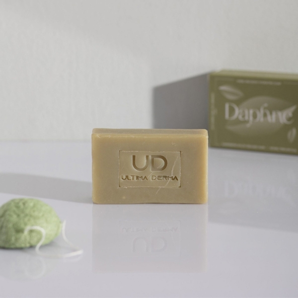 Σαπούνι καθαρισμού Ultima Derma Daphne με konjac sponge και κουτί στο φόντο