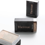 Flat lay σαπουνιού Thermae με spa αισθητική και συσκευασίες με φυσικά συστατικά