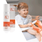 Μικρό παιδί δέχεται το Arkada’s Kids Emulsion από ειδικό, με εμφανές το προϊόν και τη συσκευασία στο πλάνο