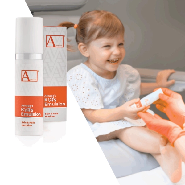 Μικρό παιδί δέχεται το Arkada’s Kids Emulsion από ειδικό, με εμφανές το προϊόν και τη συσκευασία στο πλάνο