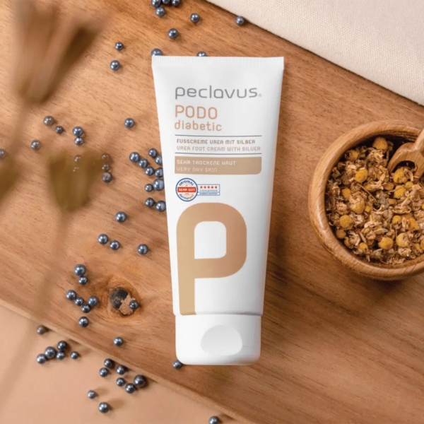 Peclavus PODOdiabetic κρέμα ποδιών με 10% ουρία και άργυρο δίπλα σε χαμομήλι