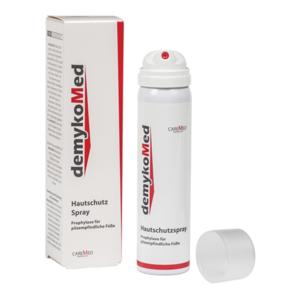 Λευκό μεταλλικό μπουκάλι σπρέι demykoMed Hautschutzspray 75ml με κόκκινο κουμπί ψεκασμού, χωρίς καπάκι, τοποθετημένο όρθιο δίπλα στο λευκό κουτί συσκευασίας του με κόκκινες και μαύρες λεπτομέρειες, για πρόληψη μυκητιάσεων ποδιών και νυχιών.