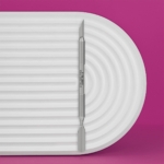 Σπρωχτηράκι STALEKS EXPERT 90 TYPE 2 τοποθετημένο σε λευκή ανάγλυφη βάση με φούξια φόντο.