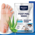 Protective exfoliating foot mask with Aloe Vera by Imperial Feet, εικόνα εφαρμογής σε πόδι.