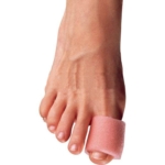 Εφαρμογή αφρώδους προστατευτικού Tubo στο μεγάλο δάχτυλο του ποδιού για κάλους.