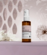 Καλλιτεχνική φωτογραφία peclavus σπρέι καθαρισμού Lemon με λουλούδια.