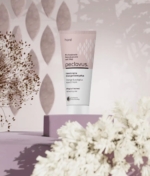 Καλλιτεχνική φωτογραφία peclavus κρέμα χεριών με λουλούδια.