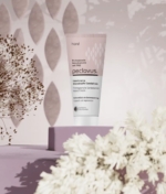 Καλλιτεχνική φωτογραφία peclavus κρέμα χεριών Ρόδι με λουλούδια.