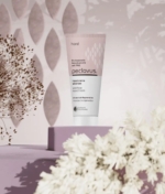 Καλλιτεχνική φωτογραφία peclavus κρέμα χεριών Wildrose με λουλούδια.