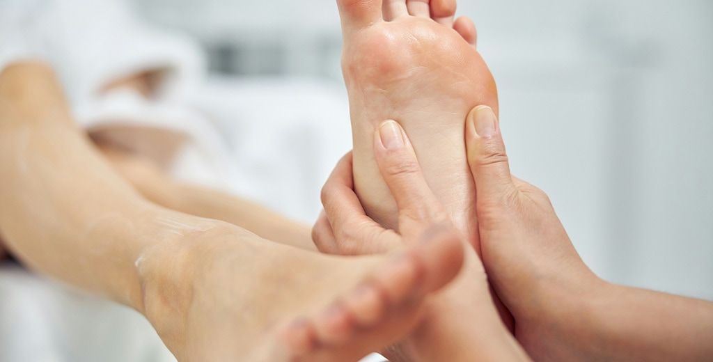 Επαγγελματική φροντίδα πέλματος ποδιού στο πλαίσιο ποδολογικής περιποίησης