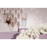 Καλλιτεχνική φωτογραφία peclavus κρέμα χεριών Macadamia με λουλούδια.