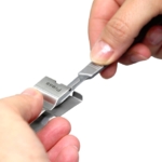 Επίδειξη της ασφαλούς διαδικασίας αφαίρεσης λεπίδας νυστεριού με το εργαλείο CareMed χωρίς επαφή.