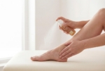 Εφαρμογή του Remmele’s Propolis Balsam Spray με ψεκασμό απευθείας στο δέρμα του ποδιού για ανακούφιση.