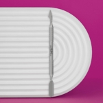 Το pusher Staleks Pro Expert 30/3 σε λευκή βάση με μωβ φόντο.