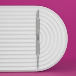 Το pusher Staleks Pro Expert 51/2 σε καλλιτεχνική παρουσίαση για επαγγελματικό εξοπλισμό μανικιούρ.