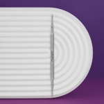 Η λίμα Staleks Pro Expert 60/3 σε λευκή βάση με μωβ φόντο.