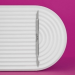 Το pusher Staleks Pro Expert 90/3 σε λευκή βάση με μωβ φόντο.