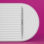 Το pusher Staleks Pro Expert 90/5 σε λευκή βάση με μωβ φόντο.