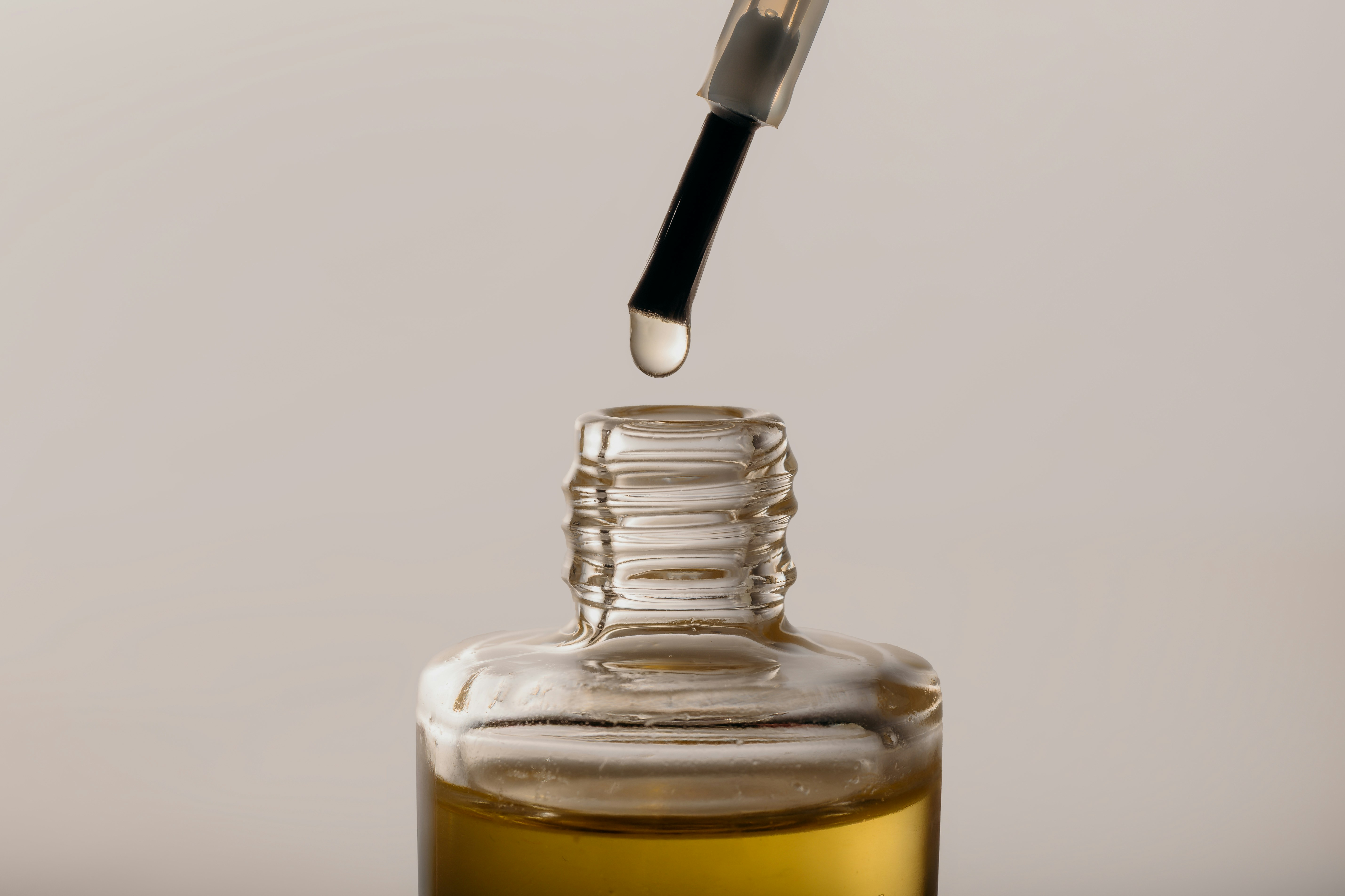 Tea tree oil: Πού βοηθά και ποιες είναι οι ιδιότητές του; verniki-apo-tea-tree-oil