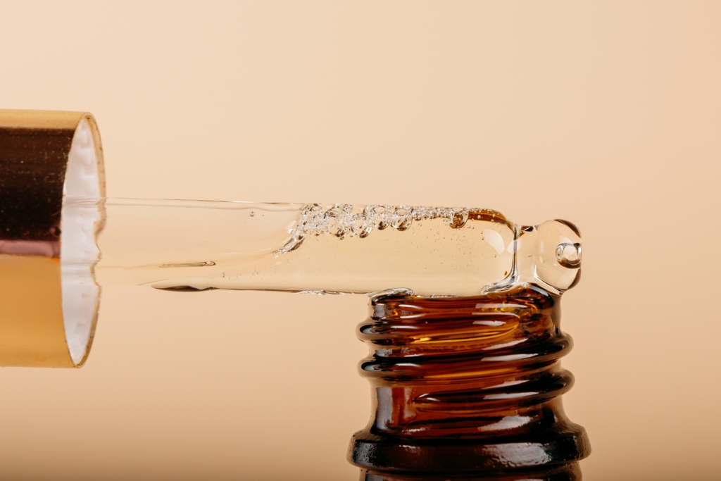 Tea tree oil: Πού βοηθά και ποιες είναι οι ιδιότητές του; serum-me-tea-tree-oil