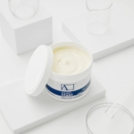 Ανοιχτό δοχείο Arkada’s Ointment με ανοιχτόχρωμη αλοιφή και λευκό βιδωτό πώμα.