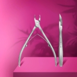 Πενσάκι επωνυχίων STALEKS PRO EXPERT 90 3mm σε ανοιχτή και πλαϊνή όψη, σε ροζ φόντο.
