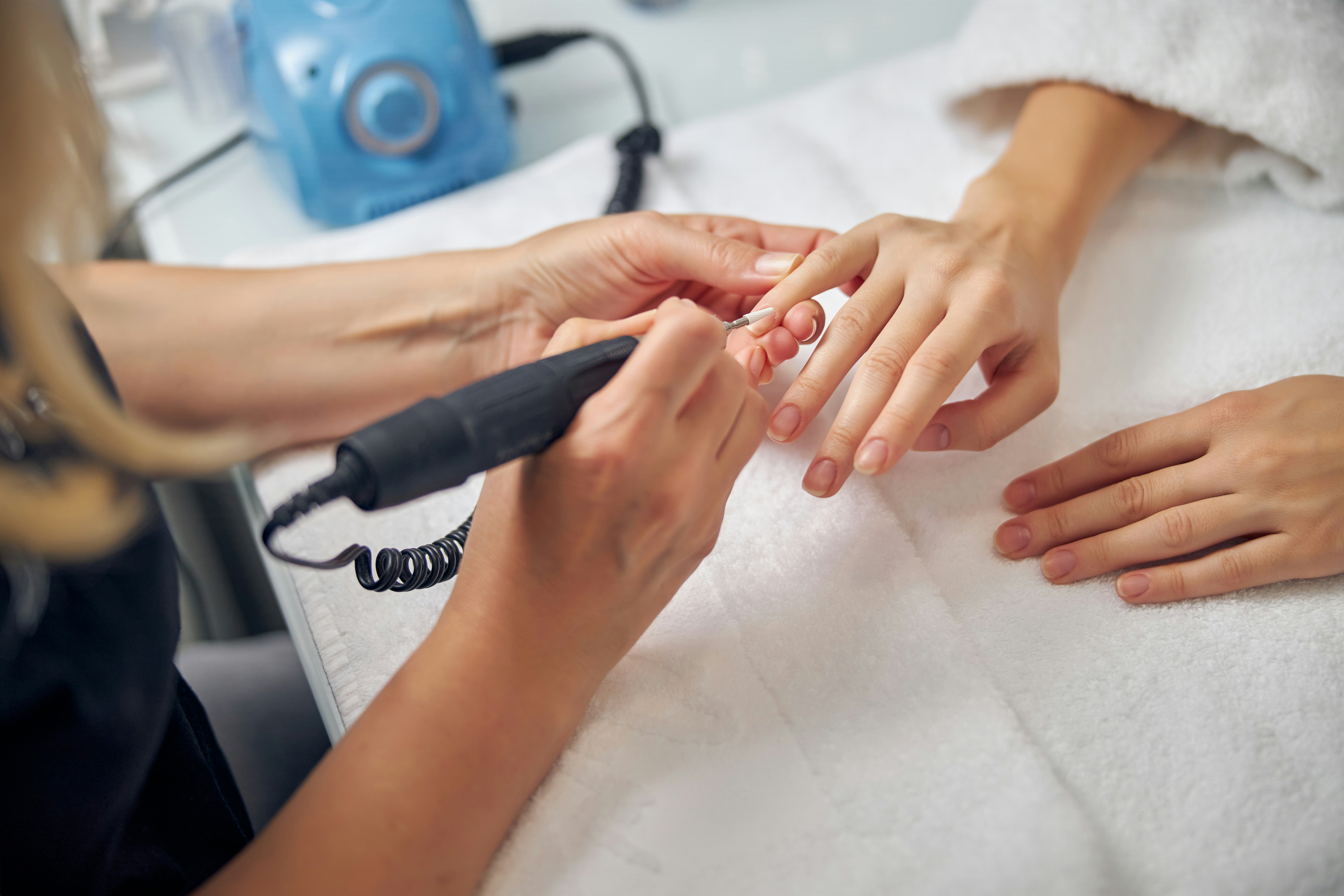 nail-artist-peripoieitai-me-troxo-nyxia-pelatisas